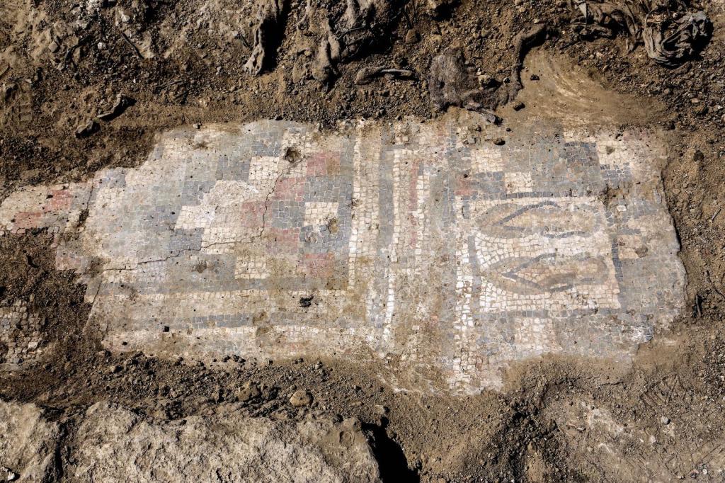 Recent discoveries: new baths in Baiae and Ilici, and a new mosaic of&nbsp;sandals