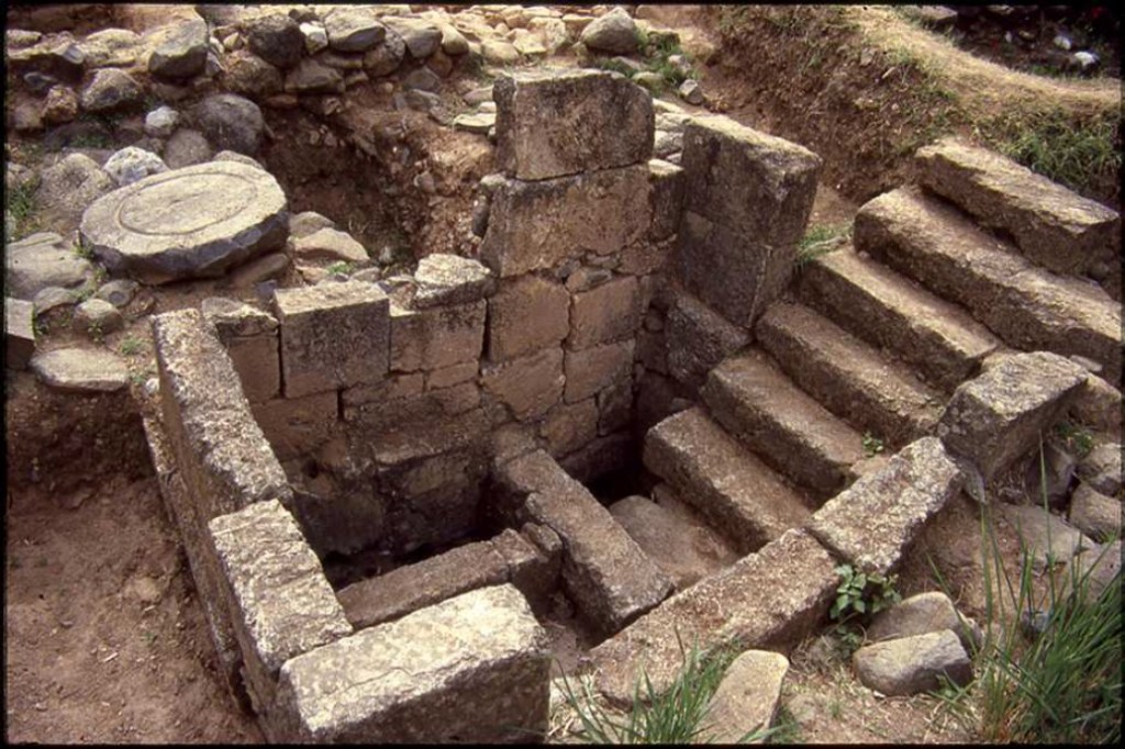 Hellenistic Phoenician Bathing and a Roman Fountain House at Tel&nbsp;Dan?